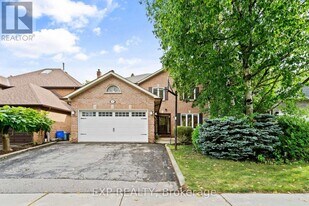 17 Gordon Rowe Crescent in Richmond Hill, ON - Building Photo