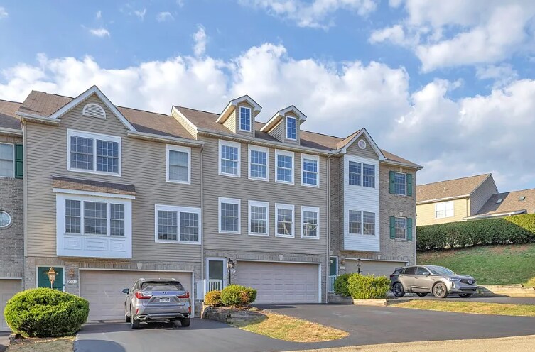 2002 Ashburn Ct in Jeannette, PA - Building Photo