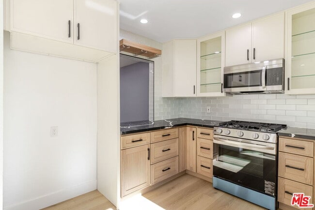 7550 Zombar Ave in Los Angeles, CA - Building Photo - Building Photo