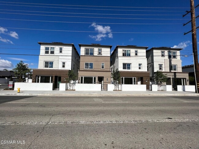 3005 Cochran St in Simi Valley, CA - Building Photo - Building Photo
