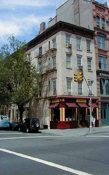 569 Hudson St in New York, NY - Building Photo