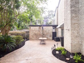 2001 Stoney Brook Dr in Houston, TX - Building Photo - Building Photo