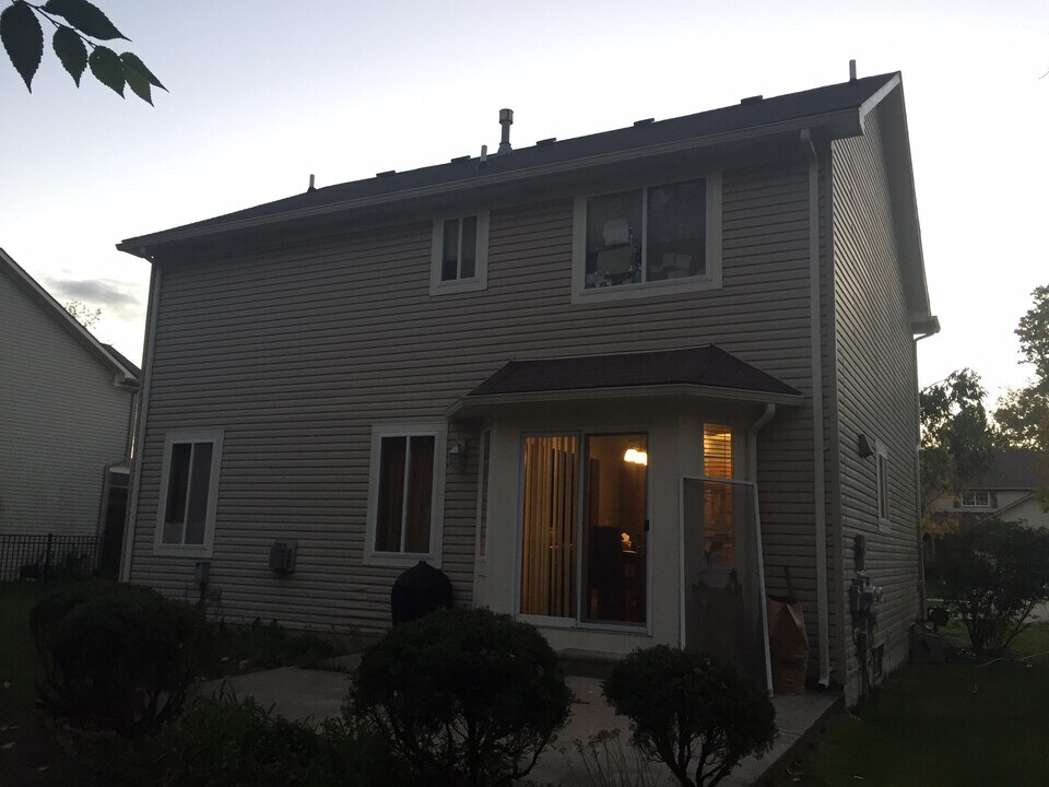 1992 Hartshorn Ave in Troy, MI - Building Photo