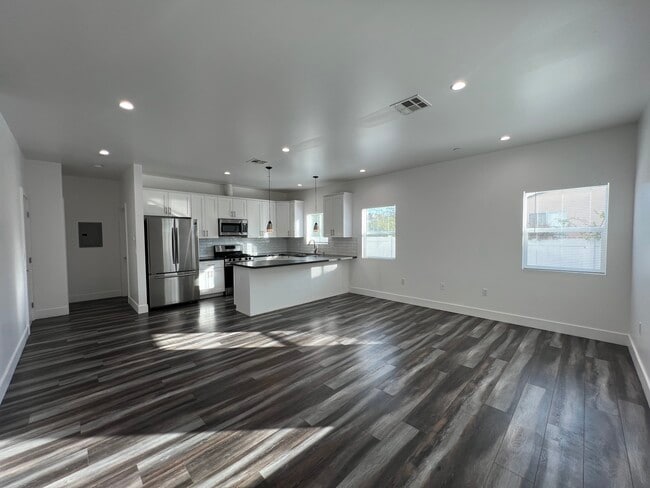 6734 Irvine Ave in North Hollywood, CA - Foto de edificio - Building Photo