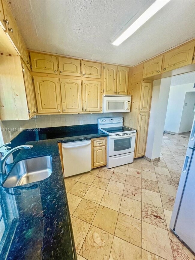 2025 NE 164th St in North Miami Beach, FL - Building Photo - Building Photo