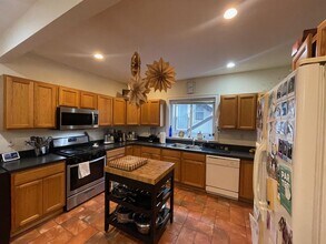 21 Hall St, Unit 1 in Somerville, MA - Building Photo - Building Photo