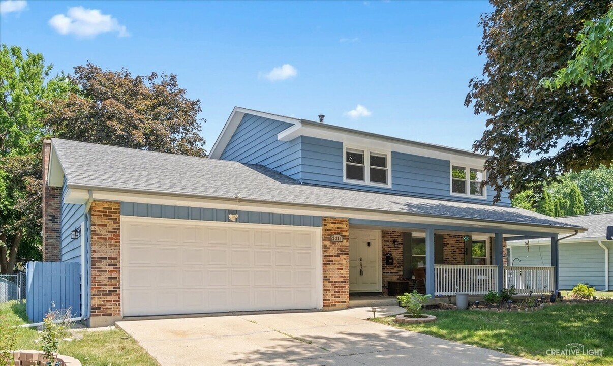 2311 Mayflower St in Aurora, IL - Building Photo