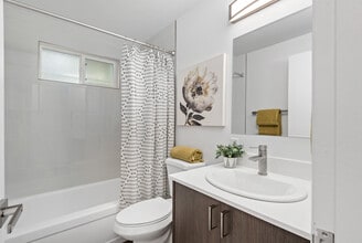 Highland Palms in Renton, WA - Building Photo - Building Photo