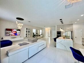 4915 Whispering Way in Fort Lauderdale, FL - Building Photo - Building Photo