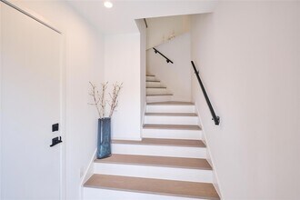 2001 N Prairie Ave, Unit 102 in Dallas, TX - Building Photo - Building Photo