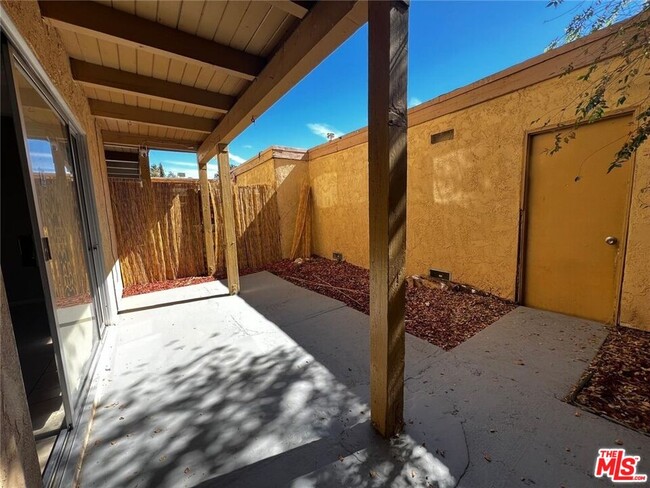 43614 Stanridge Ave in Lancaster, CA - Building Photo - Building Photo