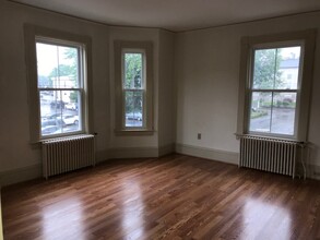 4 Weston St, Unit Apt. 2 in Augusta, ME - Foto de edificio - Building Photo