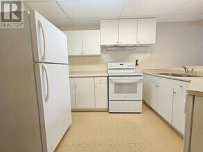 512 Stone Rd in Aurora, ON - Building Photo - Building Photo