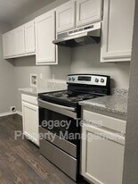 1302 Berry Dr in Cleburne, TX - Building Photo