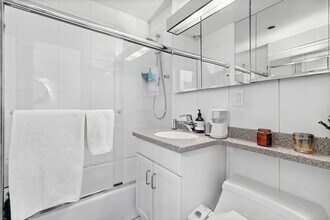 43 E 10th St in New York, NY - Building Photo - Building Photo