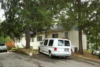 11610-11620 Grand River Rd in Brighton, MI - Foto de edificio - Building Photo