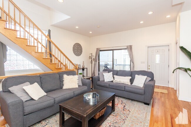 1433 W Oakdale Ave, Unit CH