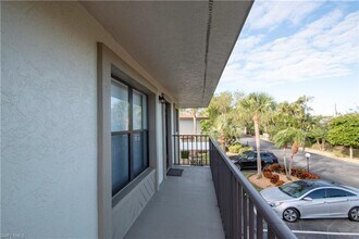 16809 Davis Rd-Unit -225 in Ft. Myers, FL - Building Photo - Building Photo