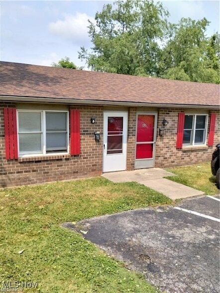 31 1/2 Elm St in Struthers, OH - Building Photo