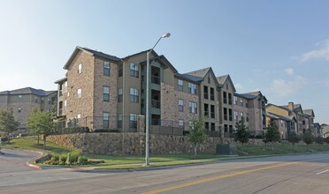 Lakeside Villas (Dallas) in Grand Prairie, TX - Building Photo - Building Photo