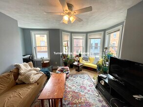 8 Burney St, Unit 3 in Boston, MA - Building Photo - Building Photo