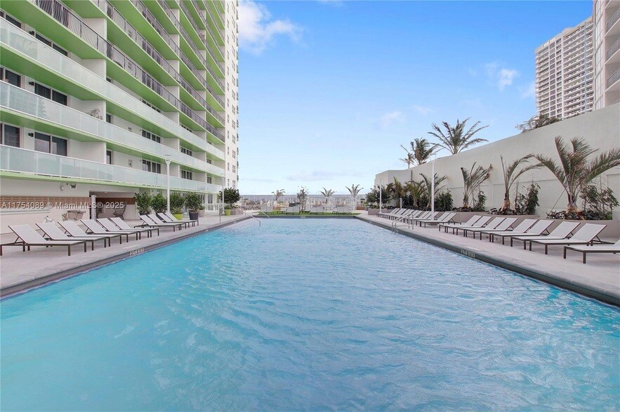 1756 N Bayshore Dr in Miami, FL - Building Photo
