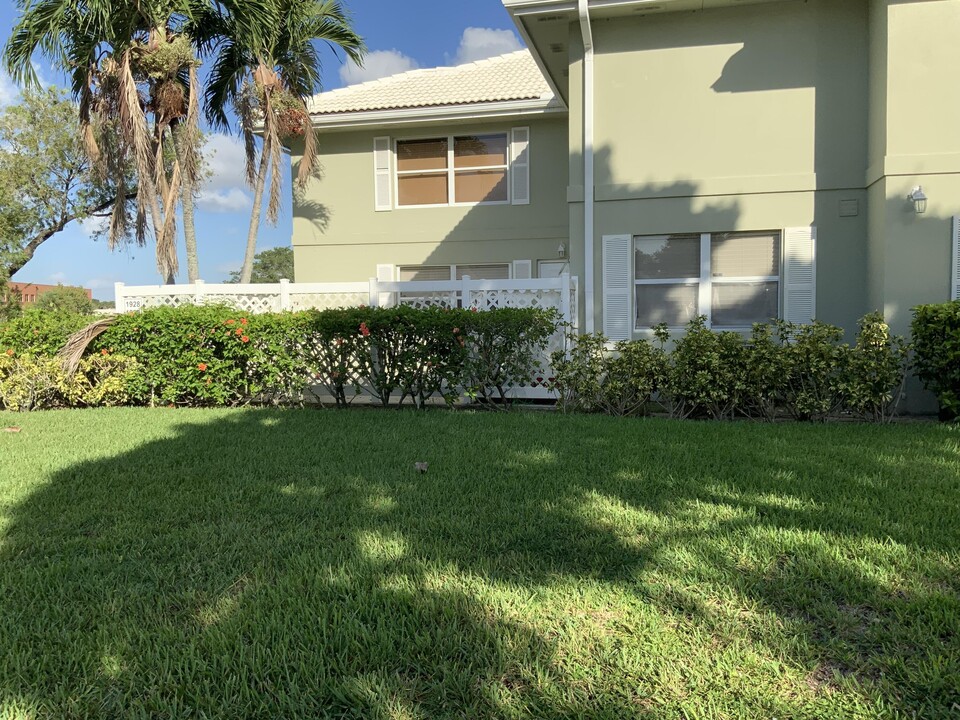 1927 Stratford Way in West Palm Beach, FL - Building Photo