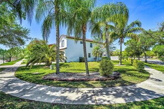 1298 NW 192nd Terrace in Pembroke Pines, FL - Foto de edificio - Building Photo