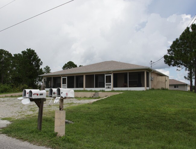 5224 27th St SW in Lehigh Acres, FL - Foto de edificio - Building Photo