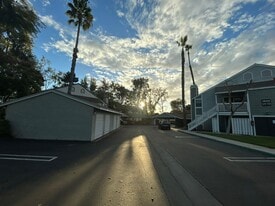 1941 Wellington Ln in Vista, CA - Building Photo