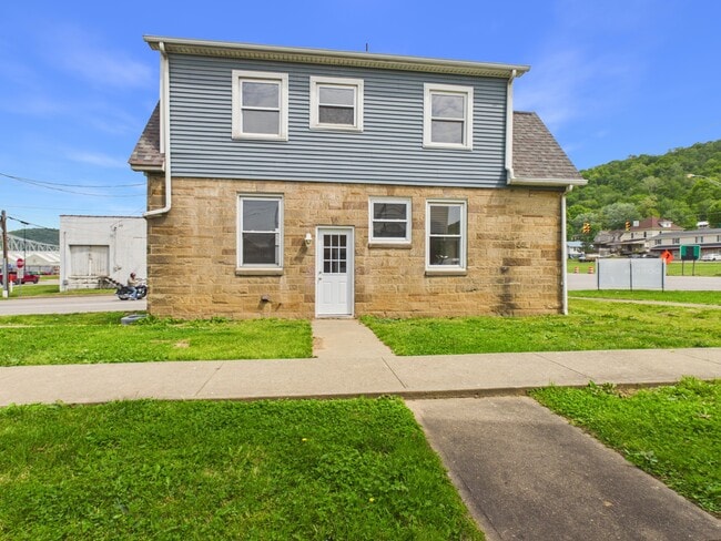 1036 3rd St in New Martinsville, WV - Building Photo - Building Photo