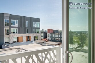 2401 S Jackson St in Seattle, WA - Foto de edificio - Building Photo