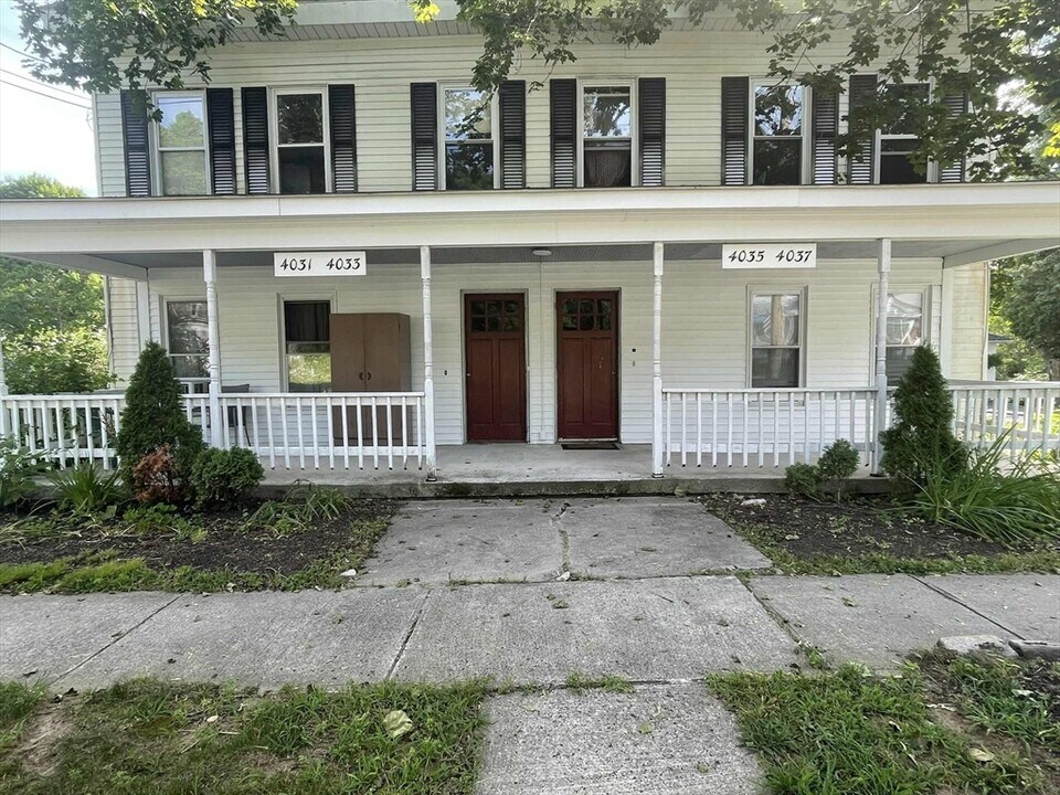 4031-4037-4037 Pleasant St in Palmer, MA - Building Photo