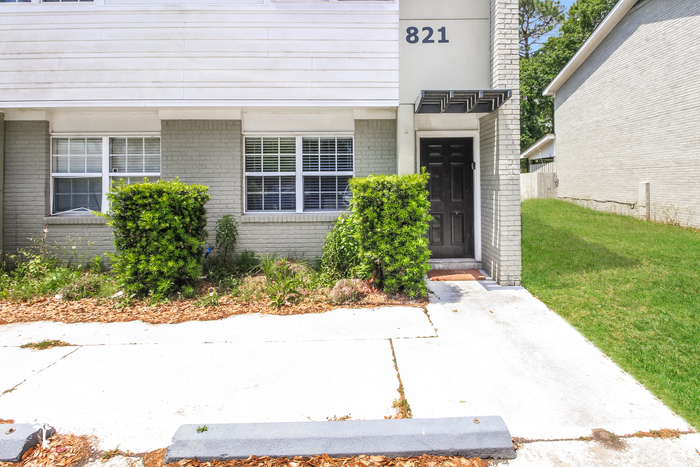 821 Von Kolnitz Rd in Mount Pleasant, SC - Building Photo