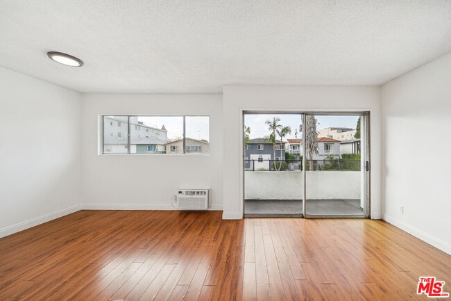 1050 S Wooster St in Los Angeles, CA - Building Photo - Building Photo