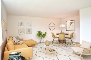 Medical Center Court in Ann Arbor, MI - Building Photo