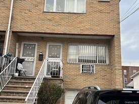 42-22 163rd St in Queens, NY - Building Photo