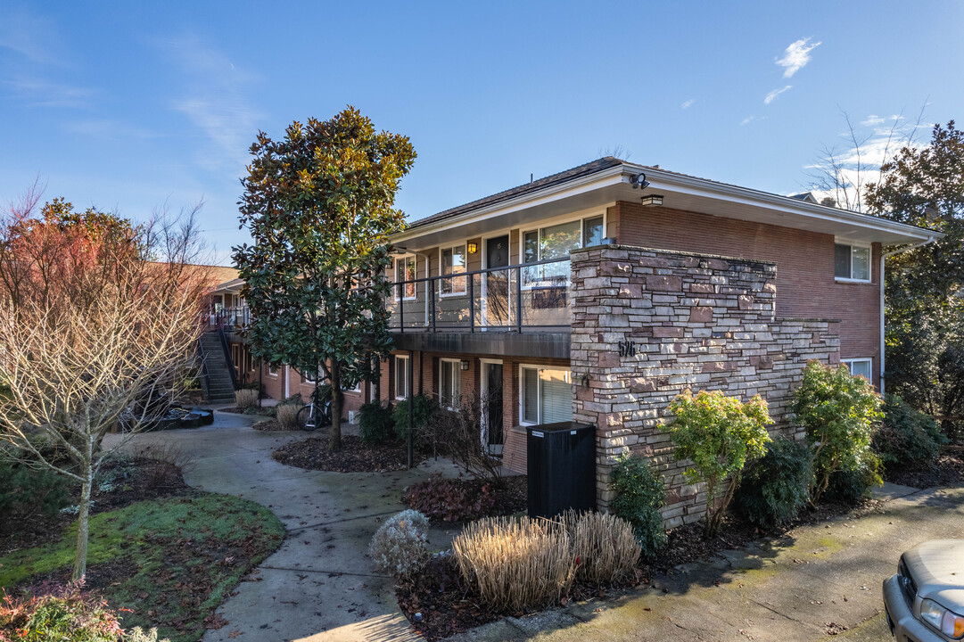 The Carmel Apartments in Seattle, WA - Building Photo