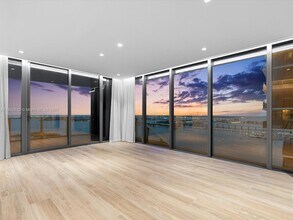 700 NE 24th St, Unit 3207 in Miami, FL - Building Photo - Building Photo