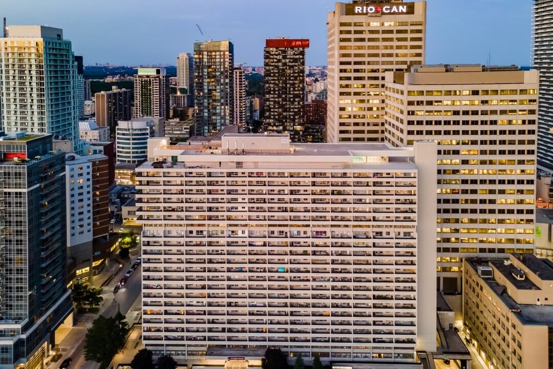 411 Duplex Ave in Toronto, ON - Building Photo