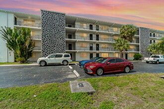 4906 Victoria Dr in Cape Coral, FL - Foto de edificio - Building Photo