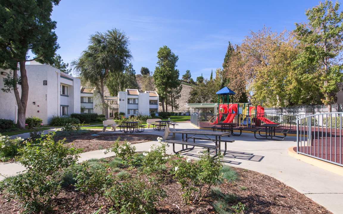 Villa Topanga in Canoga Park, CA - Building Photo