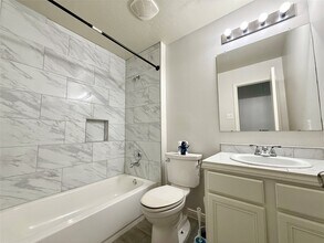 10811 Tallow Briar Ln in Houston, TX - Foto de edificio - Building Photo
