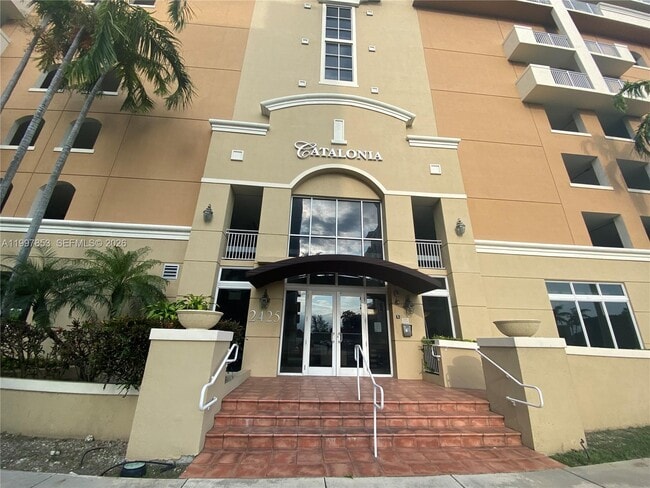 2425 SW 27th Ave in Miami, FL - Foto de edificio - Building Photo
