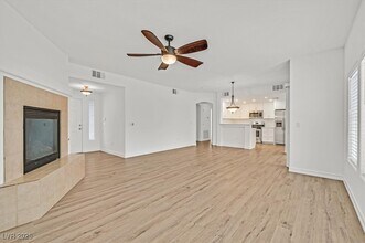 825 Canterra St in Las Vegas, NV - Building Photo - Building Photo