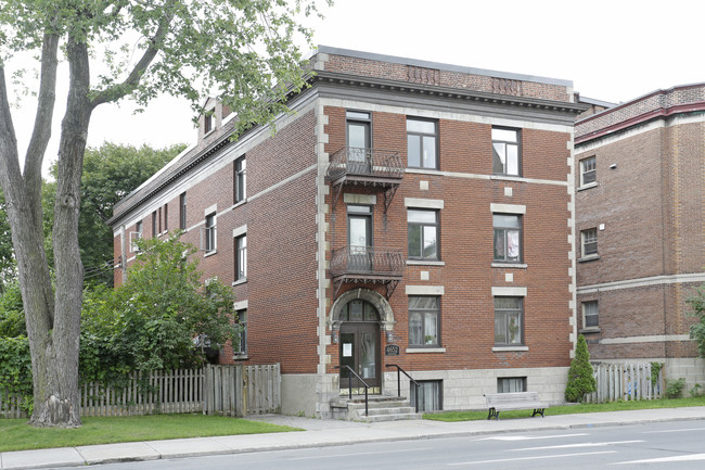 4652 Sherbrooke O in Westmount, QC - Building Photo - Primary Photo