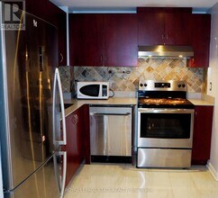 6720 Glen Erin Dr in Mississauga, ON - Building Photo - Building Photo