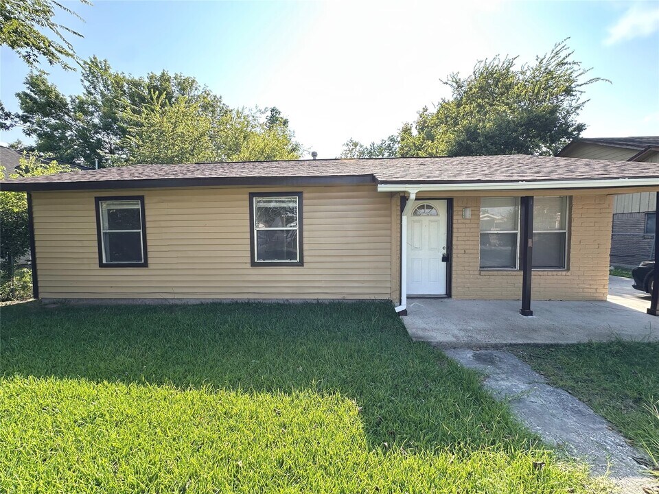 2514 Avenue B in Dickinson, TX - Building Photo