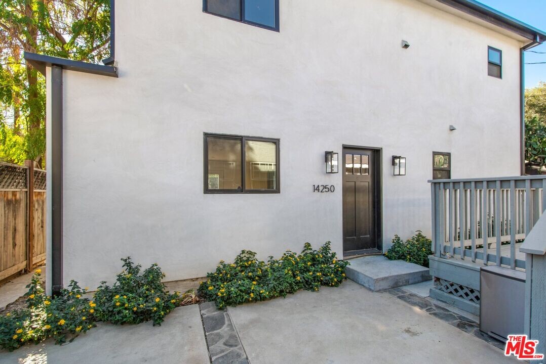 14250 Hortense St in Los Angeles, CA - Building Photo