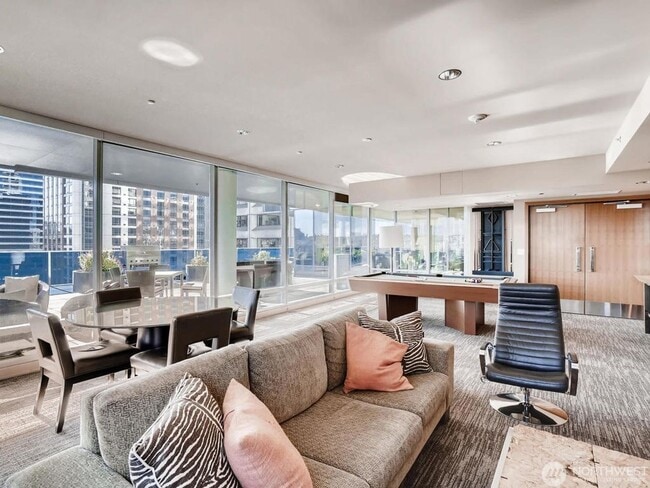 737 Olive Wy in Seattle, WA - Building Photo - Building Photo